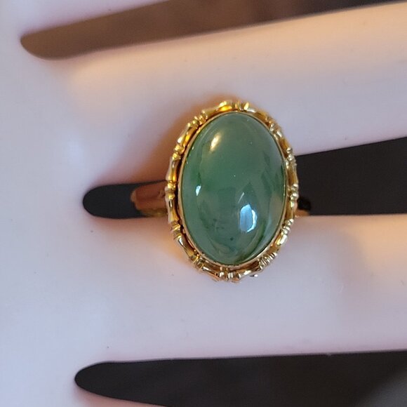 Vintage Beautiful 14K & Oval Bezel Set Cabochon Green Jade Ring Hallmarked - Picture 5 of 8